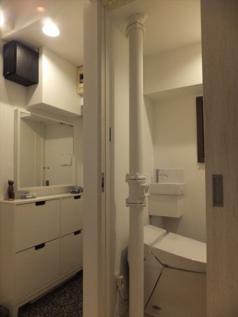 縦配管があるトイレスペースをリフォーム